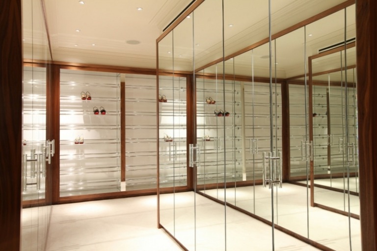 amenagement-dressing-moderne-armoires-portes-miroirs-rangement-chaussures-luxe