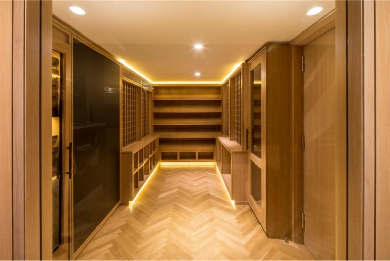 amenagement-dressing-moderne-armoires-étagères-bois-rangement-chaussures-parquet