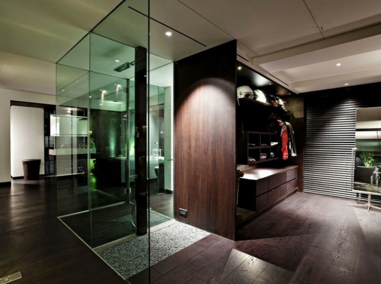 amenagement-dressing-moderne-compartiments-tiroirs-bois-sombre-cabine-douche-verre