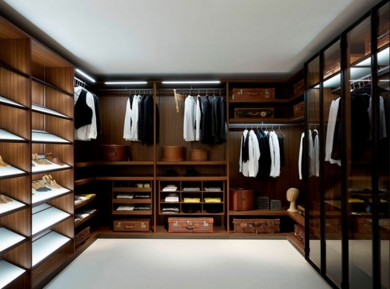 amenagement-dressing-moderne-penderie-bois-compartiments-t-shirts-rangement-chaussures-miroirs