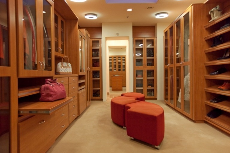 amenagement-dressing-moderne-tabourets-armoires-vitrées-rangement-chaussures-bois-miroir