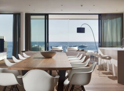 amenagement-interieur-maison-coin-repas-chaises-vintage-lampe-sol-ilot-central