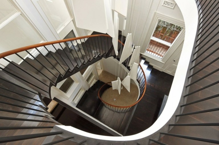 amenagement-interieur-maison escalier en colimaçon marches-bois