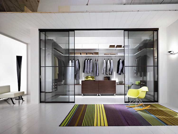 aménagement dressing moderne avec portes coulissantes en verre teinté