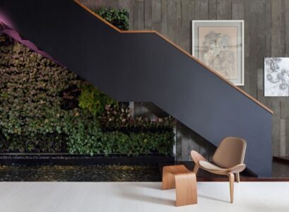 aménagement-interieur-mur-vegetal-chaise-repose-pieds-table-basse