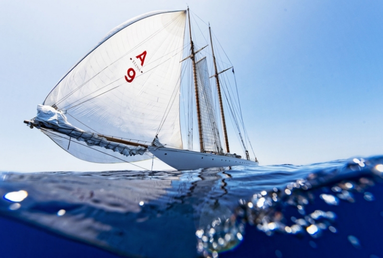 bateau-a-voile--coque-eau-transparent