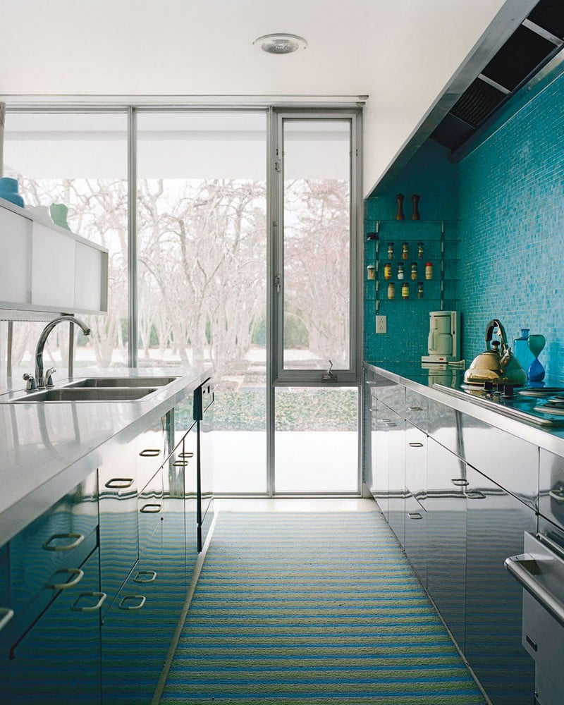 bleu turquoise -crédence-mosaique-tapis-cuisine-turquoise-armoires-façade-grise