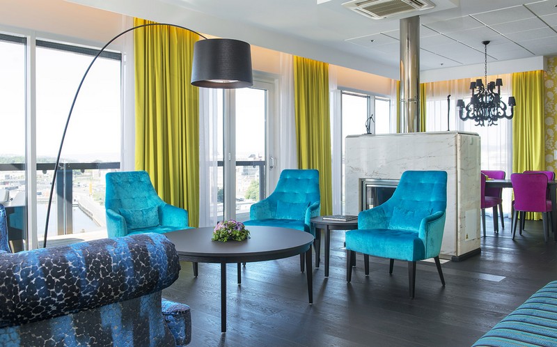 bleu turquoise -fauteuils-turquoise-parquet-bois-gris-rideaux-jaunes