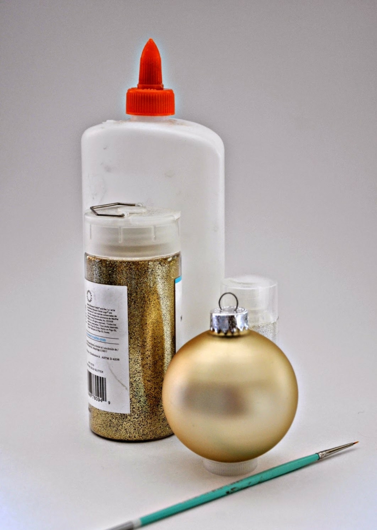 boule-Noel-decorer-boule-couleur-or-peinture-pailletée-or