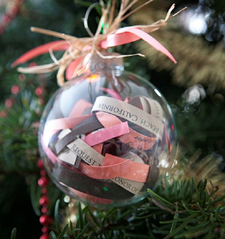 boule-Noel-decorer-boule-transparente-bandes-papier-messages boule de Noël