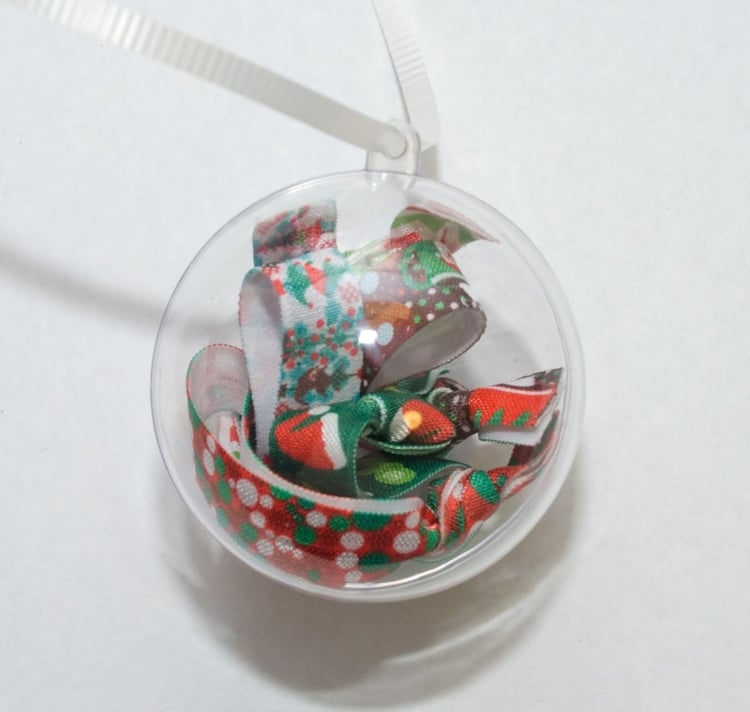 boule-Noel-decorer-bulle-transparente-plastique-bandes-tissu