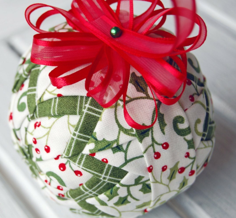 boule-Noel-decorer-enveloppée-tissu-motif-Noel-ruban-rouge boule de Noël