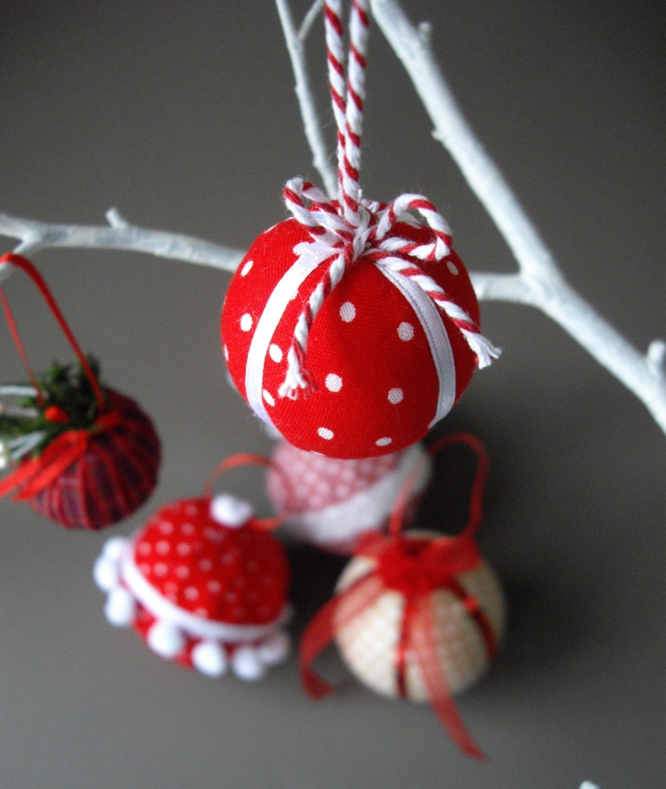 boule-Noel-decorer-enveloppée-tissu-rouge-blanc-pois-blancs-ruban boule de Noël