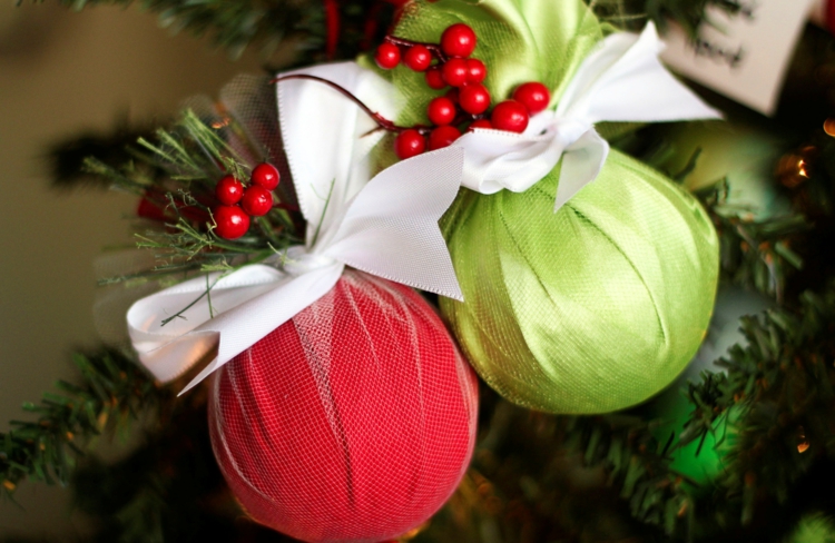 boule-Noel-decorer-enveloppées-tissu-rouge-vert-rubans-blancs boule de Noël