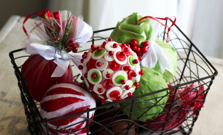 boule-Noel-decorer-enveloppées-tissu-vert-rouge-filet-boutons-multicolores