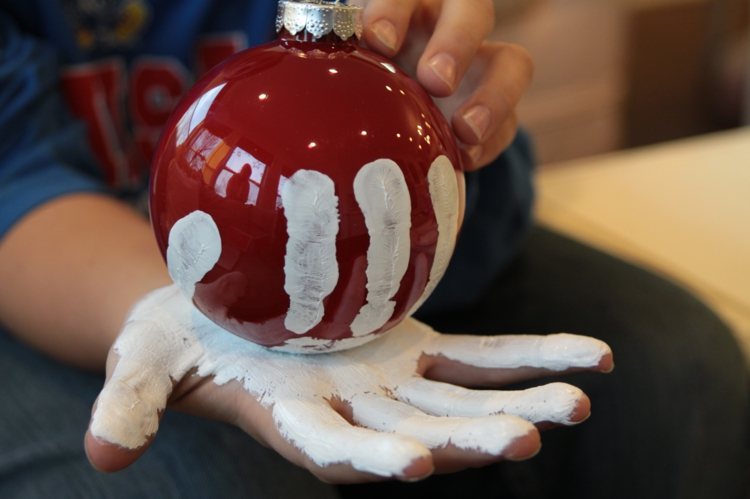 boule-Noel-decorer-peinture-acrylique-rouge-enmpreinte-palme-main-peinture-blanche