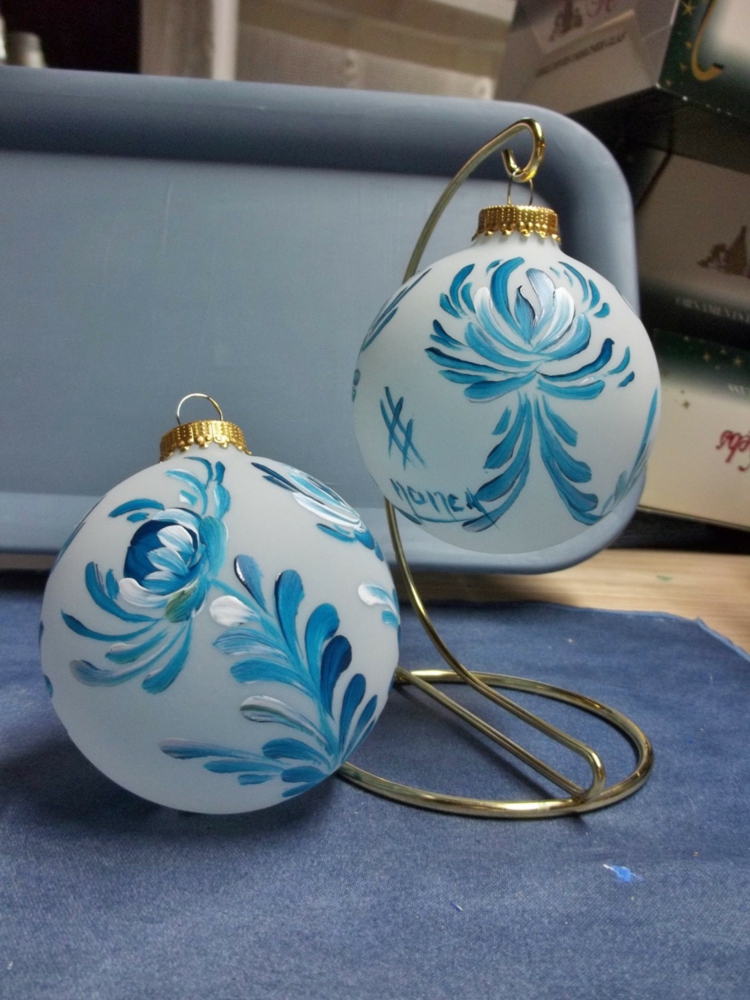 boule-Noel-decorer-peinture-blanc-opaque-dessins-fleurs-bleu-blanc
