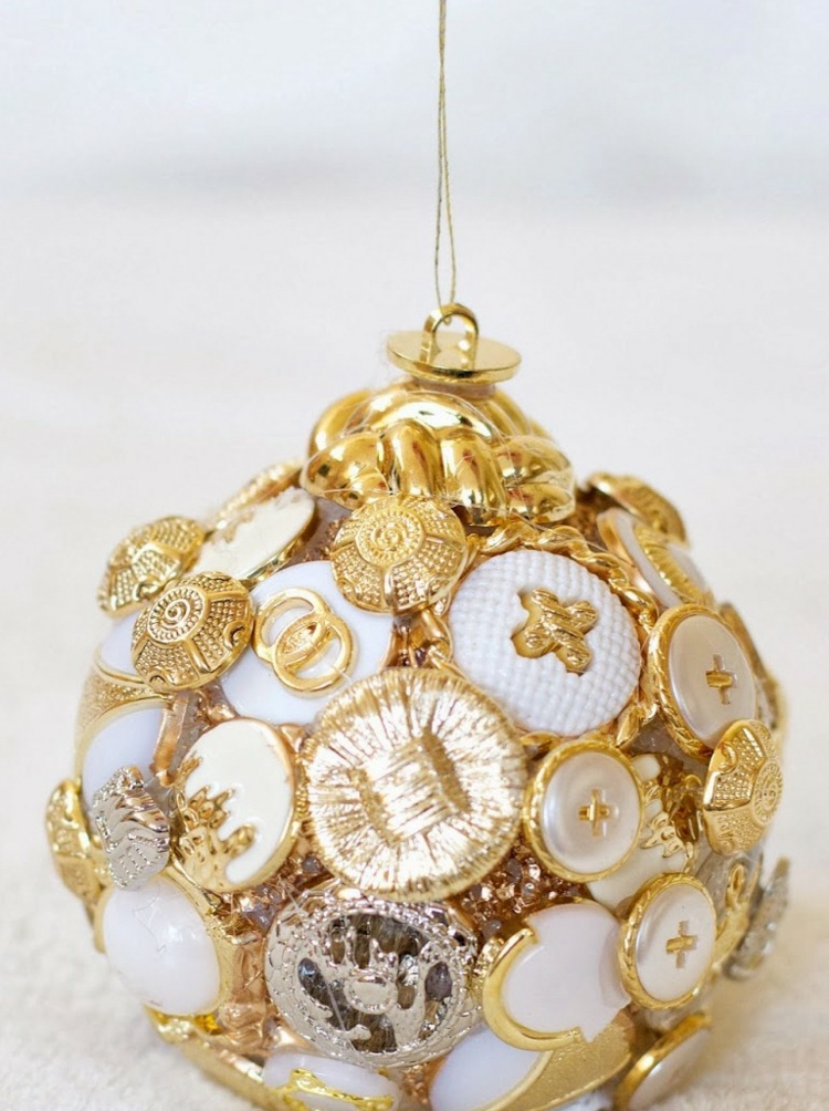 boule-Noel-decorer-polystyrène-boutons-blanc-or-motifs-or