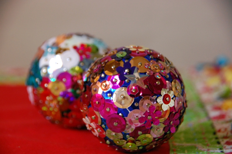 boule-Noel-decorer-polystyrène-paillettes-multicolores-épingles-tete