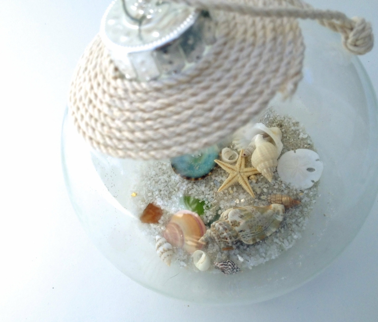 boule-Noel-decorer-transparente-sable-coquillages-corde