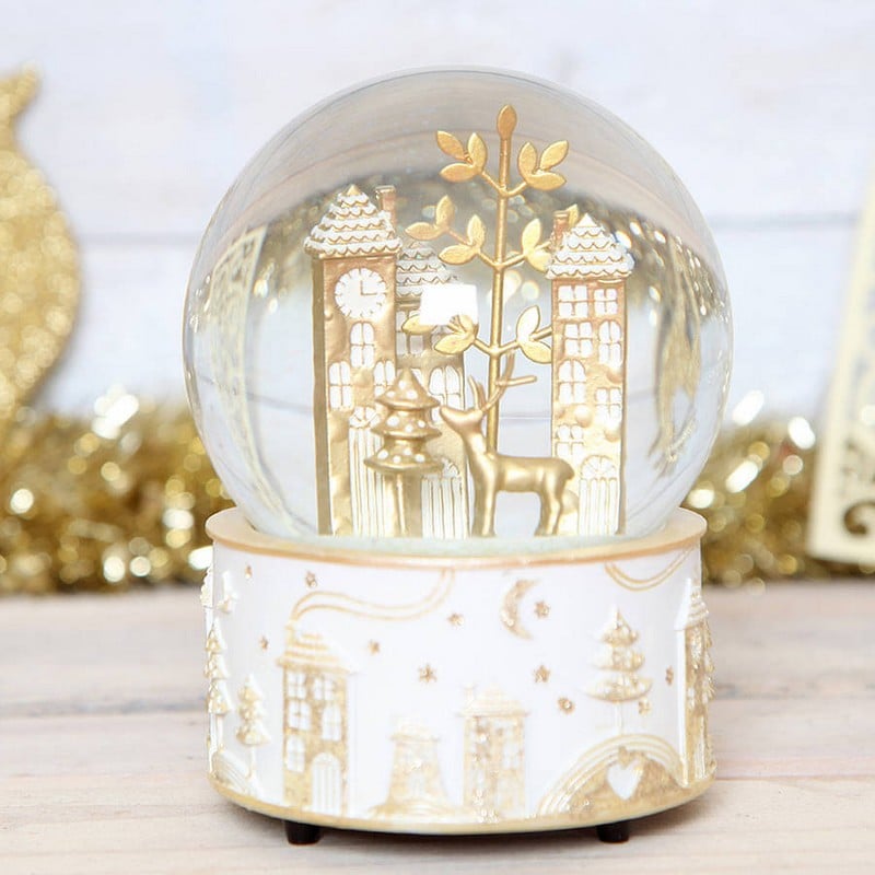 boule-neige-fantaisie-figurines-dorées-décoration-Noël-chic