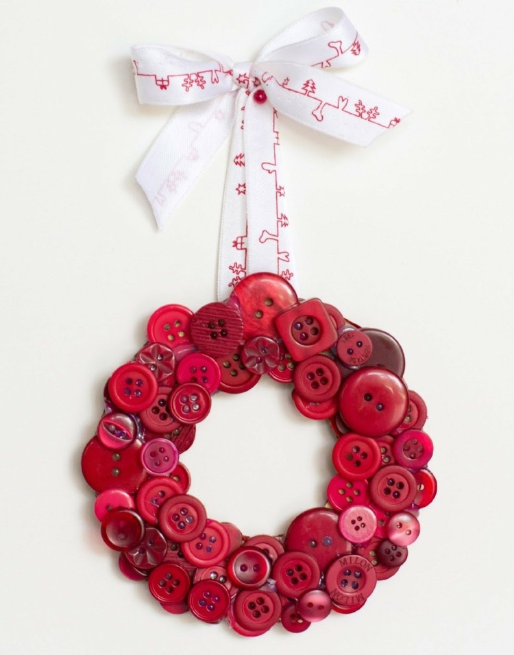 bricolage-Noel-couronne-porte-boutons-rouges-ruban-blanc bricolage pour Noël