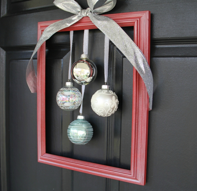 bricolage-Noel-couronne-porte-cadre-tableau-rouge-boules-sapin-noel-argent-noeud