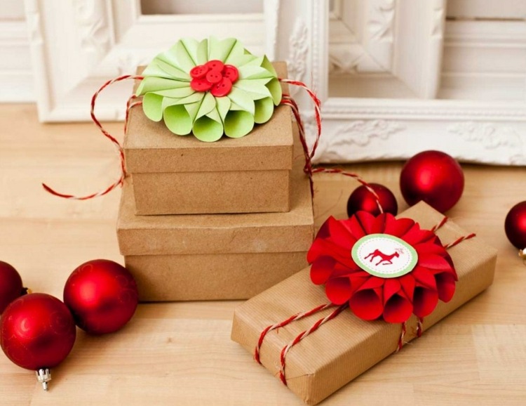 bricolage-Noel-fleurs-rouleaux-papier-vert-ruge-déco-boîtes-cadeaux