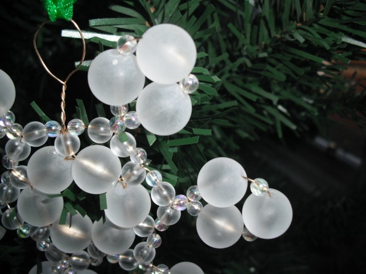bricolage-Noel-ornement-arbre-noel-flocon-neige-perles-pony-blanches bricolage pour Noël