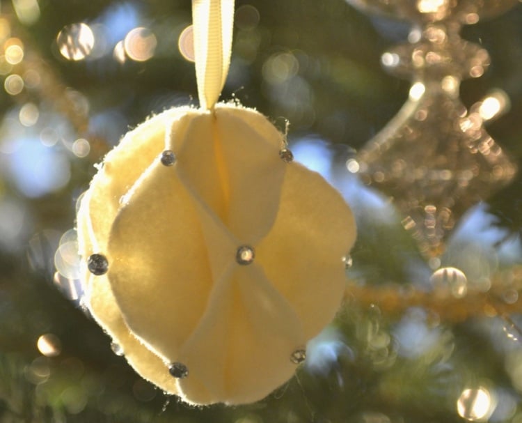 bricolage-Noel-ornement-suspendre-arbre-noel-feutre-jaune-pâle-strass