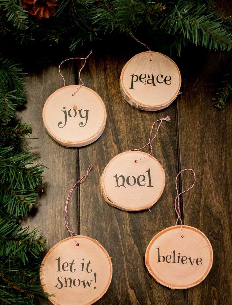 bricolage-Noel-ornements-suspendre-arbre-noel-rondelles-bois-écrites