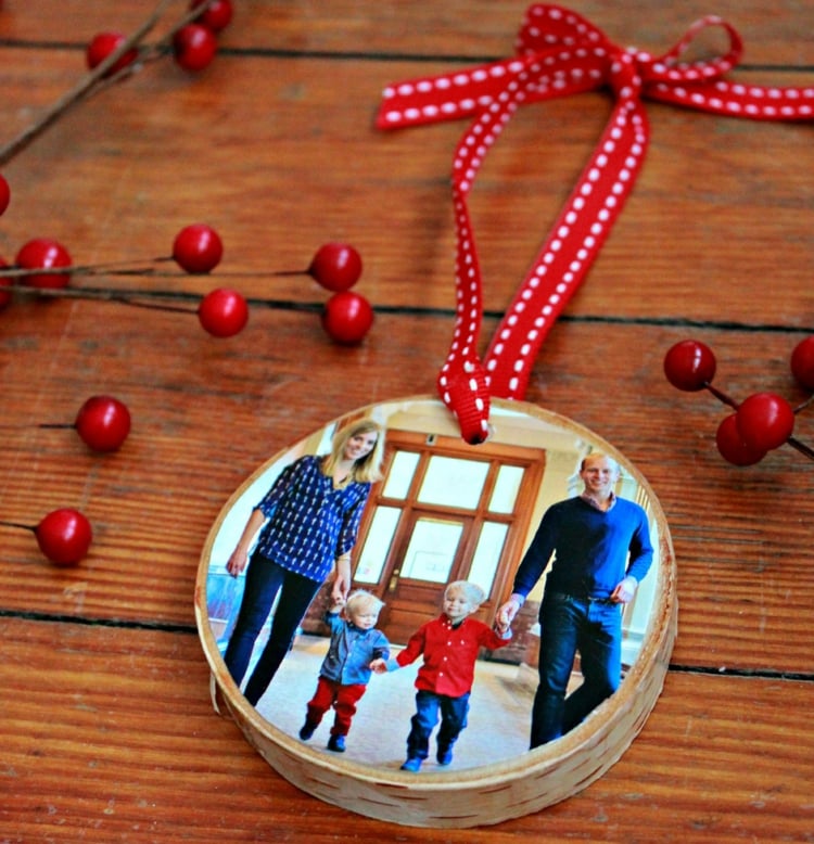 bricolage-Noel-rondelle-bois-personnalisée-photo-famille-ruban-rouge-blanc bricolage pour Noël