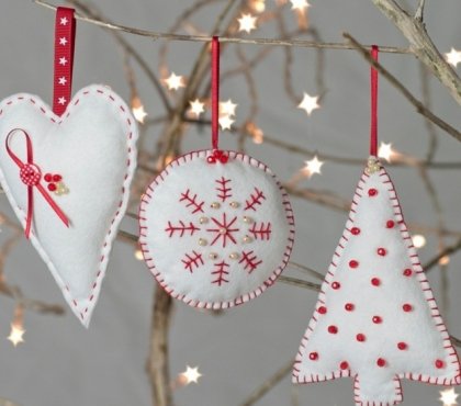 bricolage-Noel-tricotage-noel-ornements-sapin-feutre-blanc-paillettes-rouges