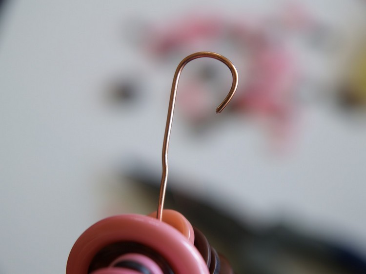 bricolage-de-noel-enfant-fil-metallique-boutons-rose