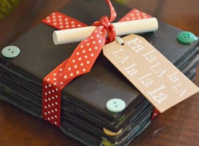 bricolage-de-noel-enfant-tuiles-ruban-cadeau