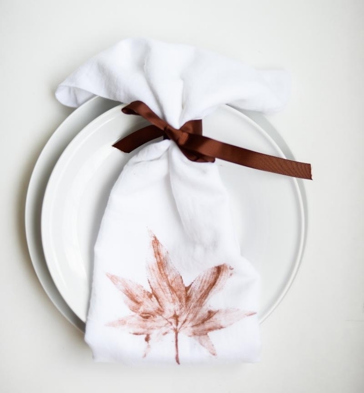 bricolage-decoration-automne-déco-table-serviette-tissu-blanc-impression-feuille-érable-ruban-marron bricolage décoration