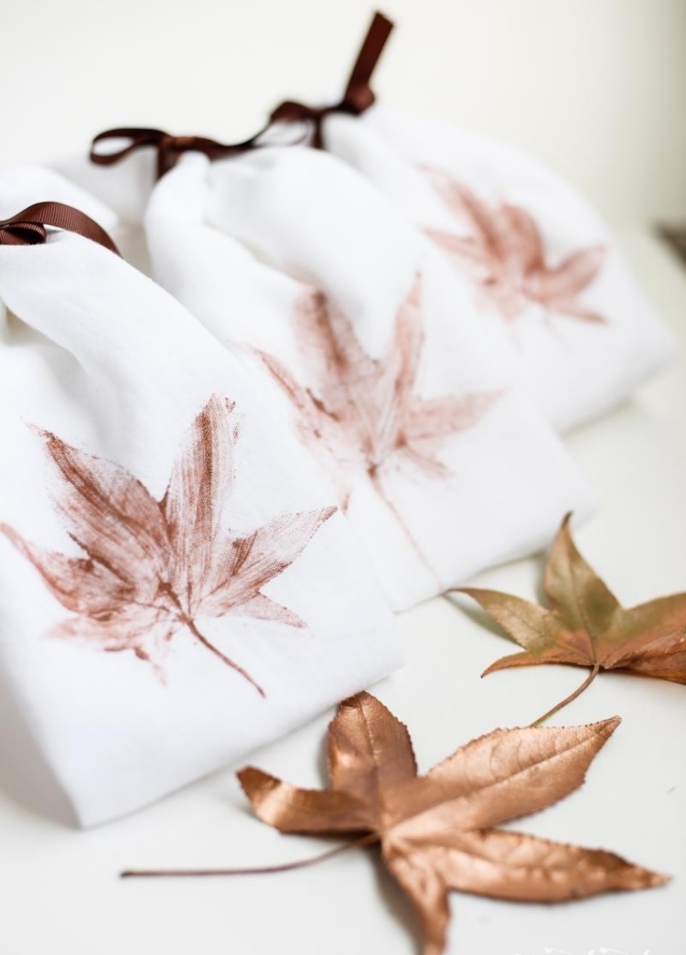 bricolage-decoration-automne-feuilles-peinture-acrylique-cuivre-serviettes-tissu-blanc