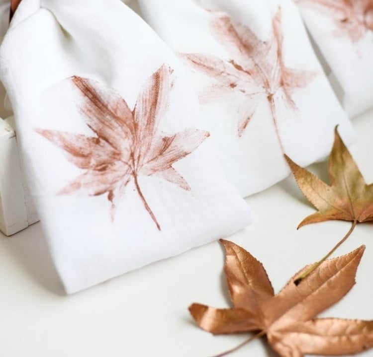 bricolage-decoration-automne-feuilles-érable-coloriées-peinture-cuivre-déco-serviette-tissu-blanc bricolage décoration