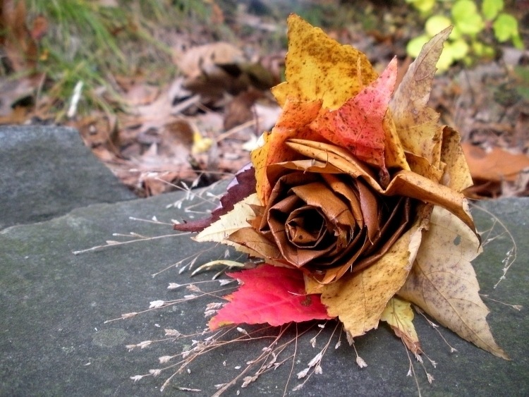 bricolage-decoration-automne-rose-originale-feuilles-automne-pliées