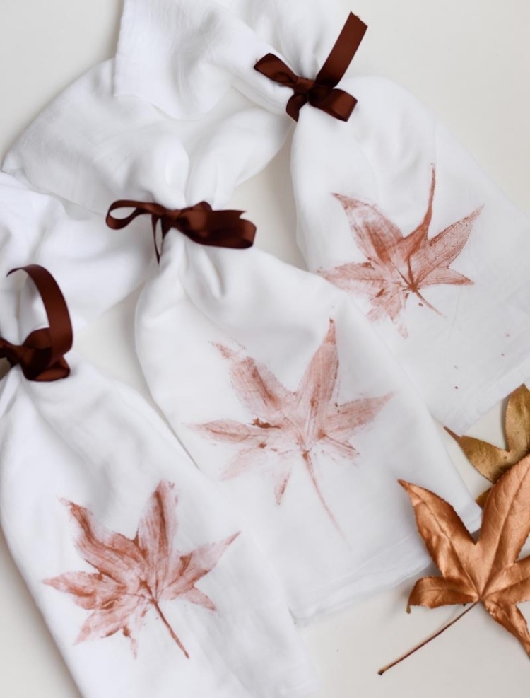 bricolage-decoration-automne-serviettes-tissu-blanc-impressions-feuilles-érable-rubans-marron bricolage décoration