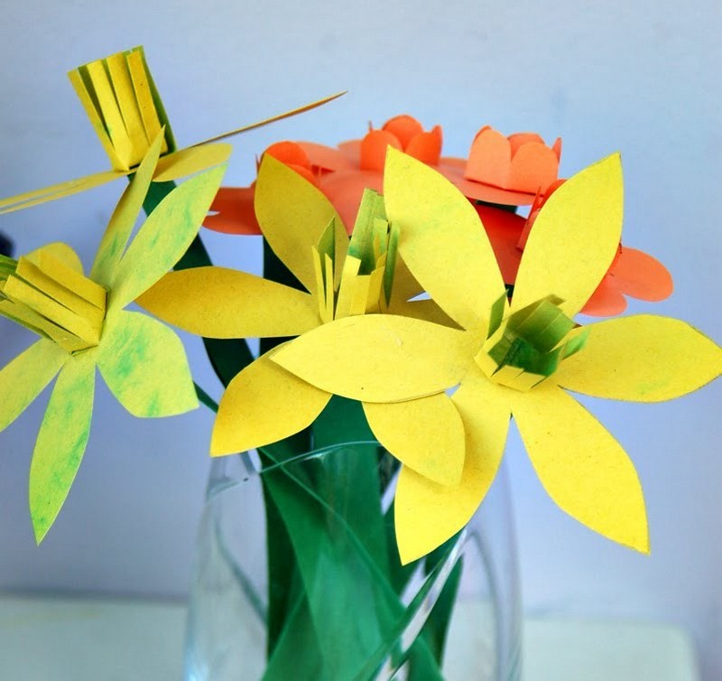 bricolage-enfants-automne-bouquet-fleurs-jaunes-orange-papier-construction