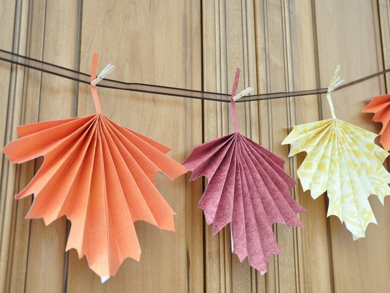 bricolage-enfants-automne-feuilles-automne-papier-construction-plissé