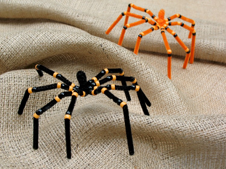bricolage-enfants-automne-nettoie-pipes-araignées-noir-orange-perles-pony bricolage avec les enfants