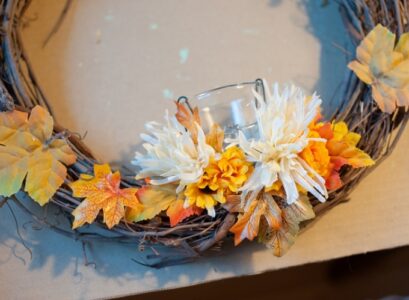 bricolage-facile-deco-fenetre-automne-feuilles-automnales-fleurs