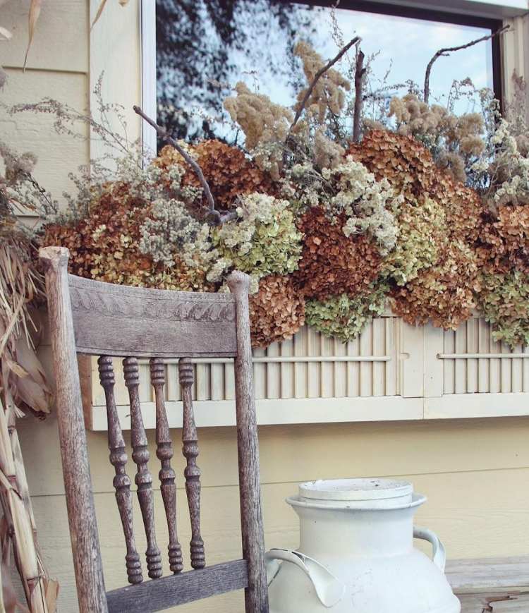 bricolage-facile déco fenêtre automne-fleurs-chaises-bois