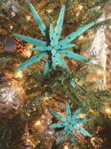 bricolage-noel-pince-linge-etoiles-couleur-verte-sapin-guirlande-lumineuse