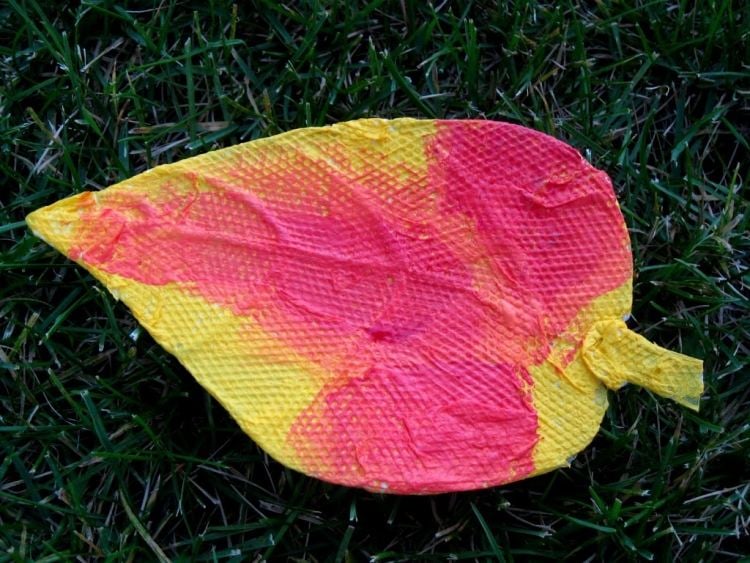 bricolage-pour-enfants-fauilles-automne-peintes-rose-jaune