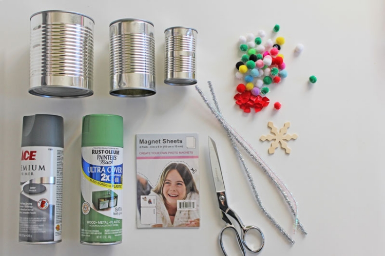 bricolages-Noel-materiaux-recycles-boites-soupe-métal-pompons-peinture-aérosol