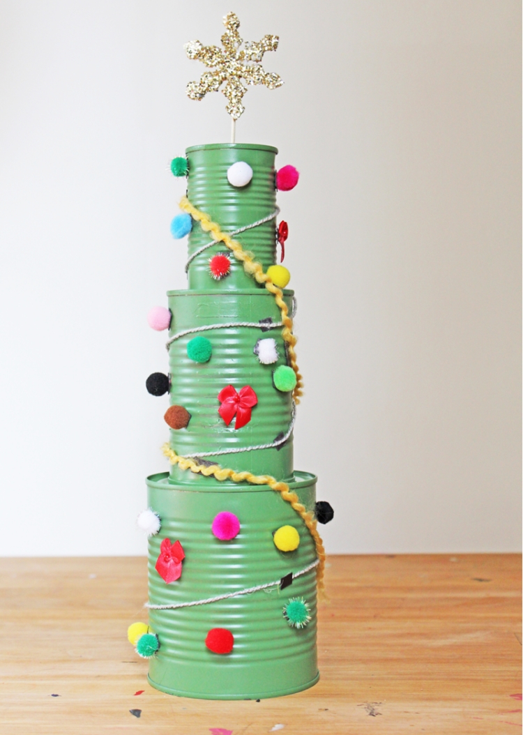 bricolages-Noel-materiaux-recycles-boîtes-soupe-peinture-acryliue-verte-pompons-cimier-flocon-neige bricolages de Noël