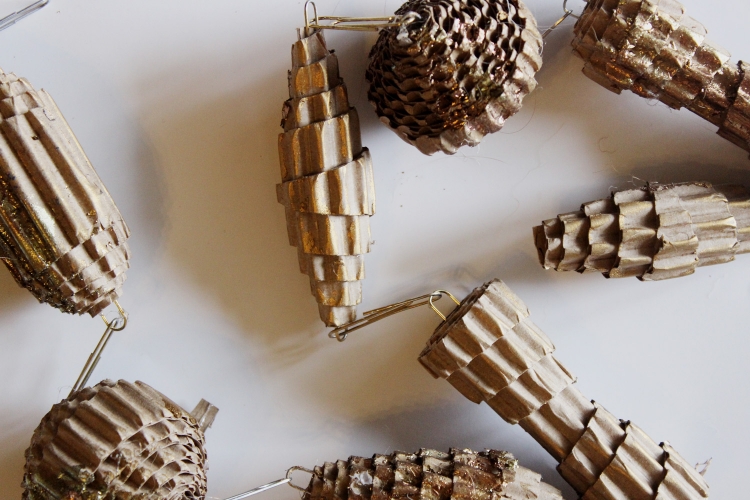 bricolages-Noel-materiaux-recycles-carton-ondulé-ornements-arbre-noel bricolages de Noël